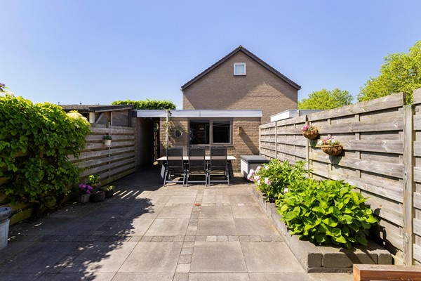 Foto - Te koop: Nette tussenwoning in het gezellige Klundert!